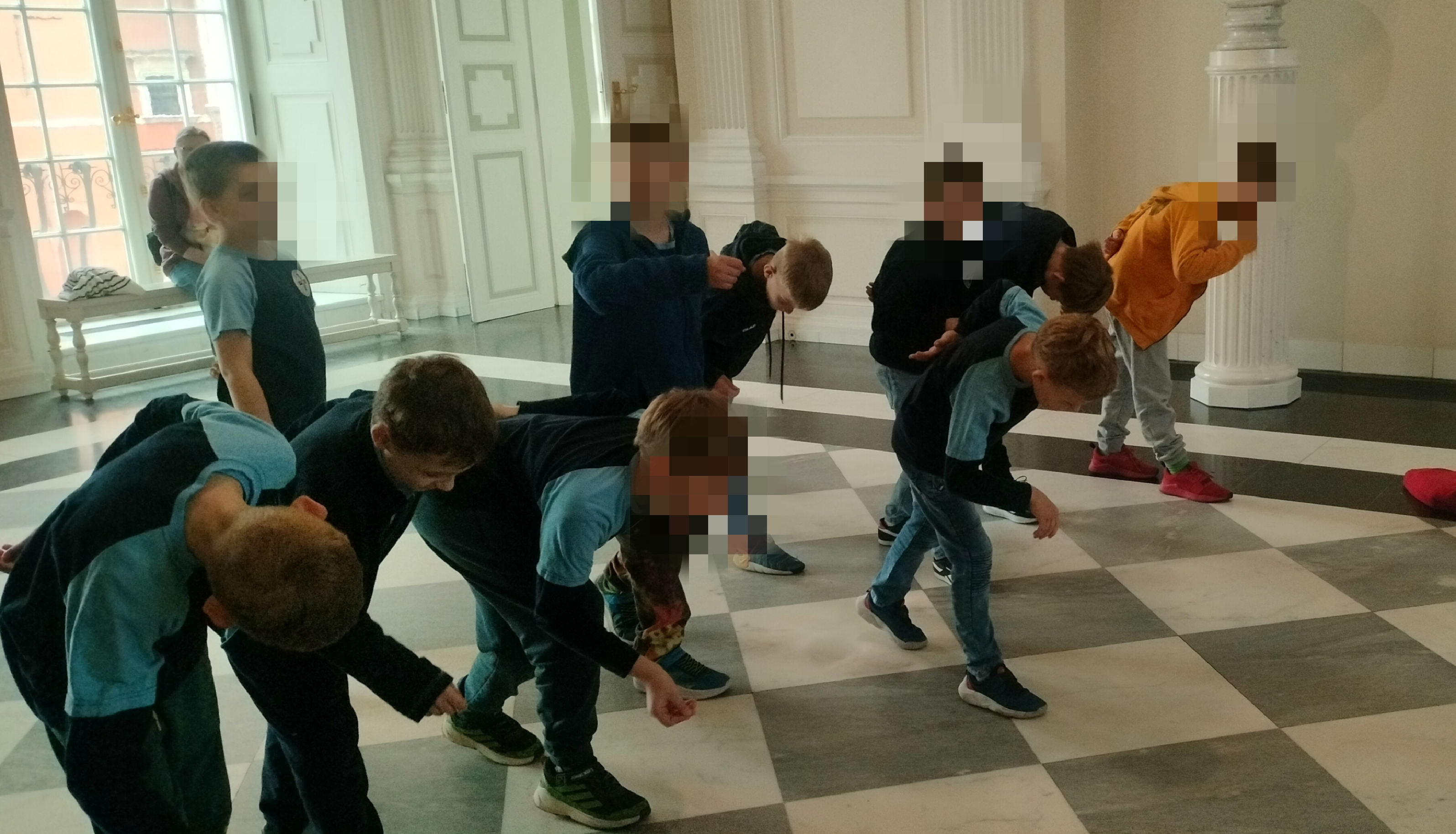 PAŹ W SŁUŻBIE JEGO KRÓLEWSKIEJ MOŚCI